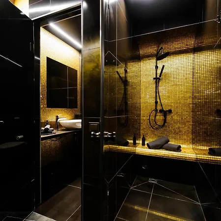 In Centre With Jacuzzi Bath *