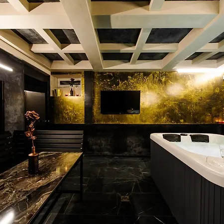 In Centre With Jacuzzi Bath Apartment *
