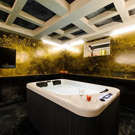 In Centre With Jacuzzi Bath Apartment *