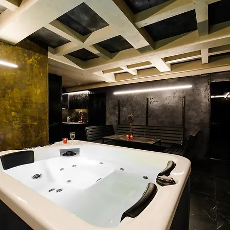 In Centre With Jacuzzi Bath *