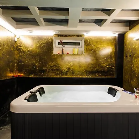 In Centre With Jacuzzi Bath *